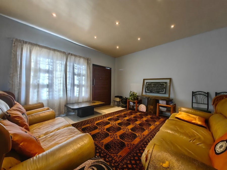 8 Bedroom Property for Sale in Belgravia Western Cape